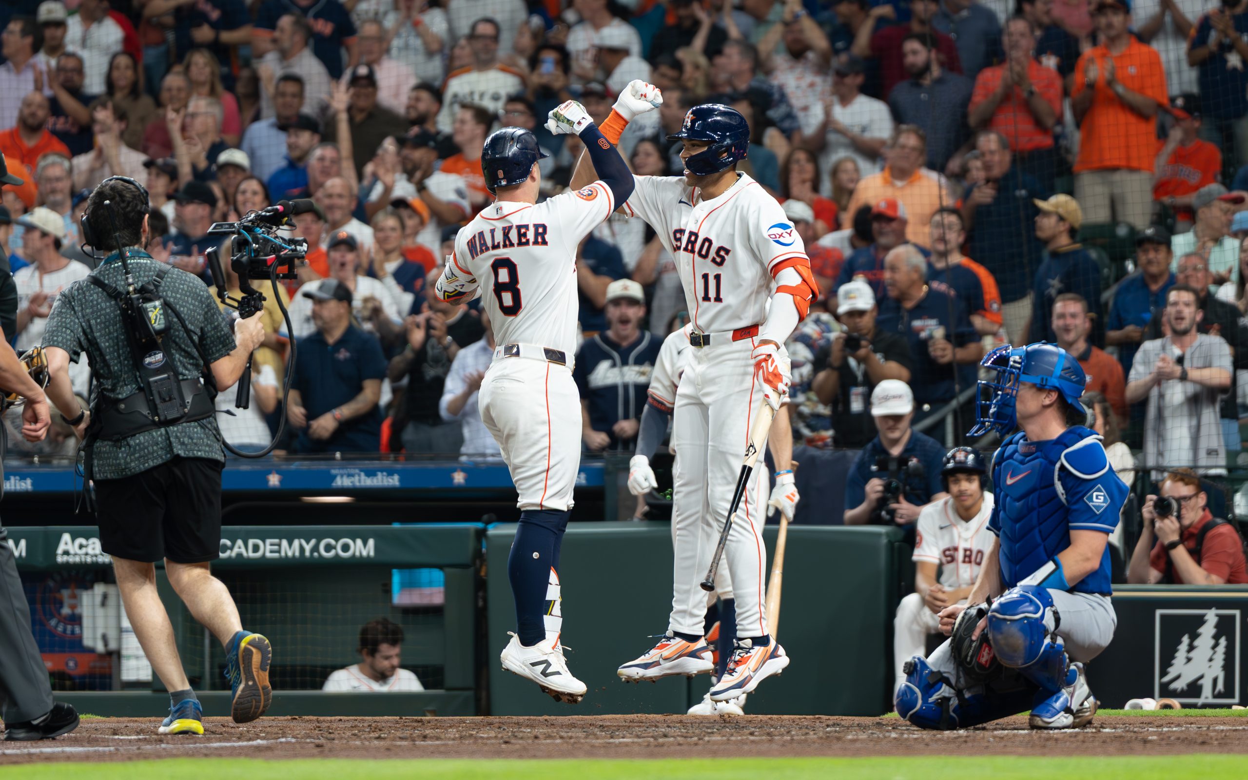 Astros Bounce Back Against the Dodgers with a 2-1 win